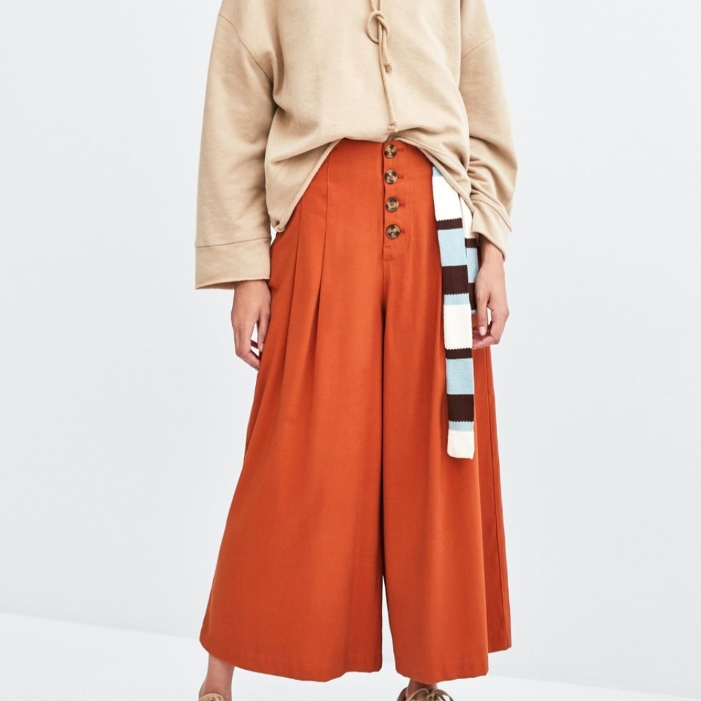 Zara Cropped Pants With Buttons